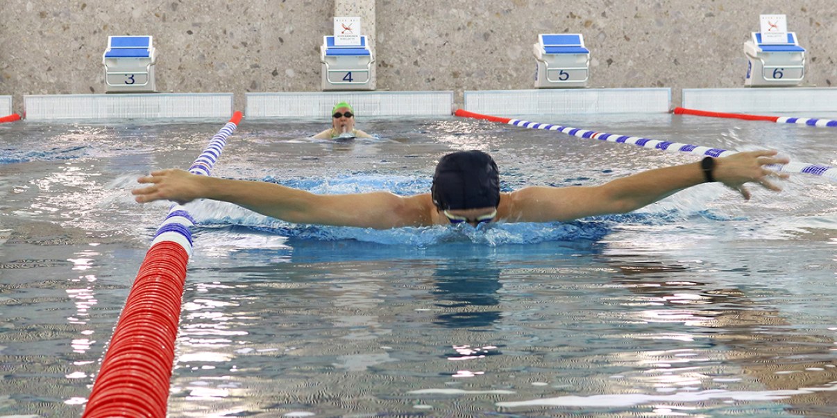 Uimari Linnanmaan uimahallin kuntoaltaassa.