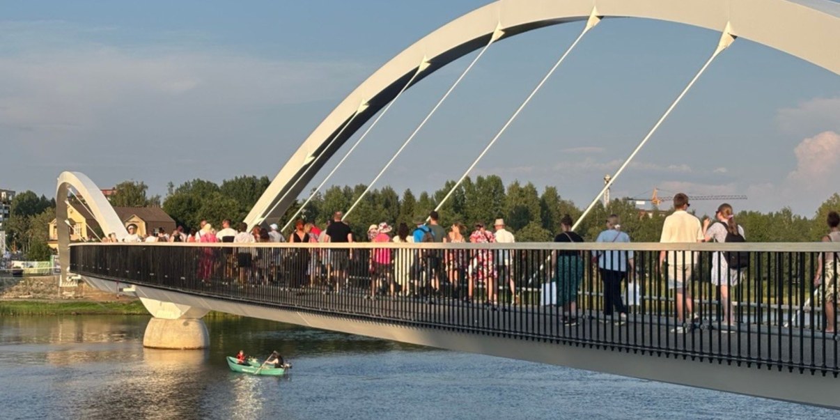 Ihmisiä Asuntomessuilla ja Hartaansillalla 2025