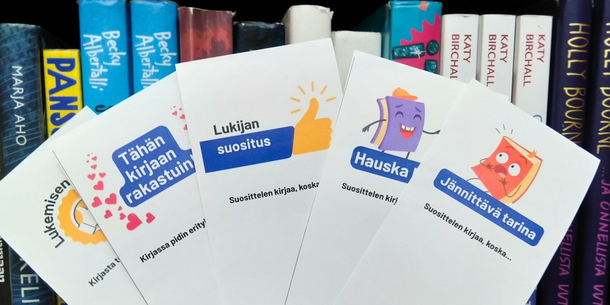 Paperilappusia joissa lukee: Tähän kirjaan rakastuin. Lukijan suositus. Hauska kirja. Jännittävä tarina.
