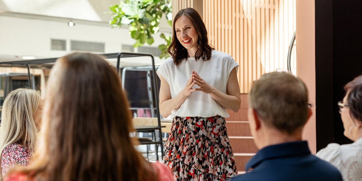 Reetta Viinanen Rohkeushypystä luennoi.