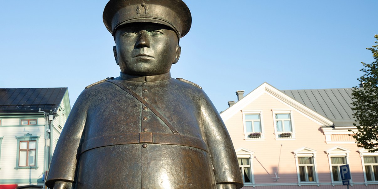 Toripolliisi-patsas.