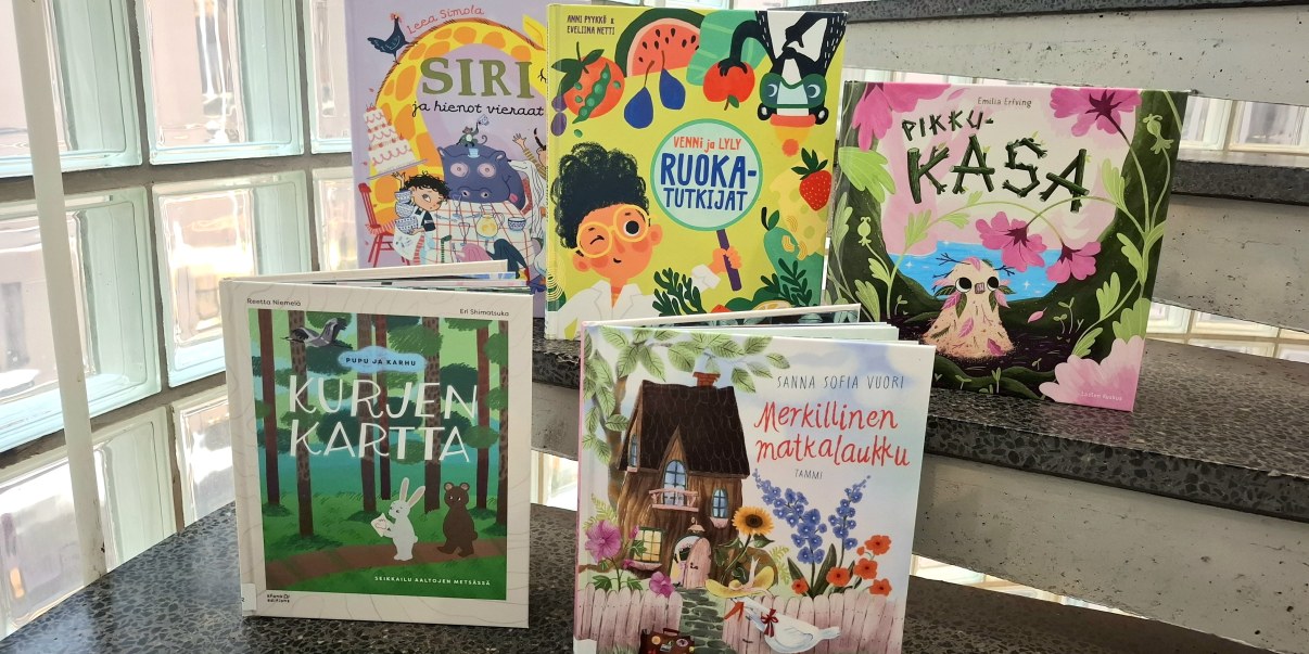 kuvassa viiden kuvakirjan kannet portailla