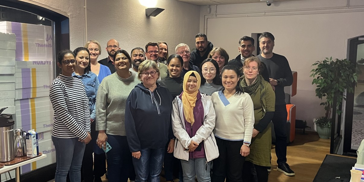 Kuvassa mentoreita ja aktoreita.