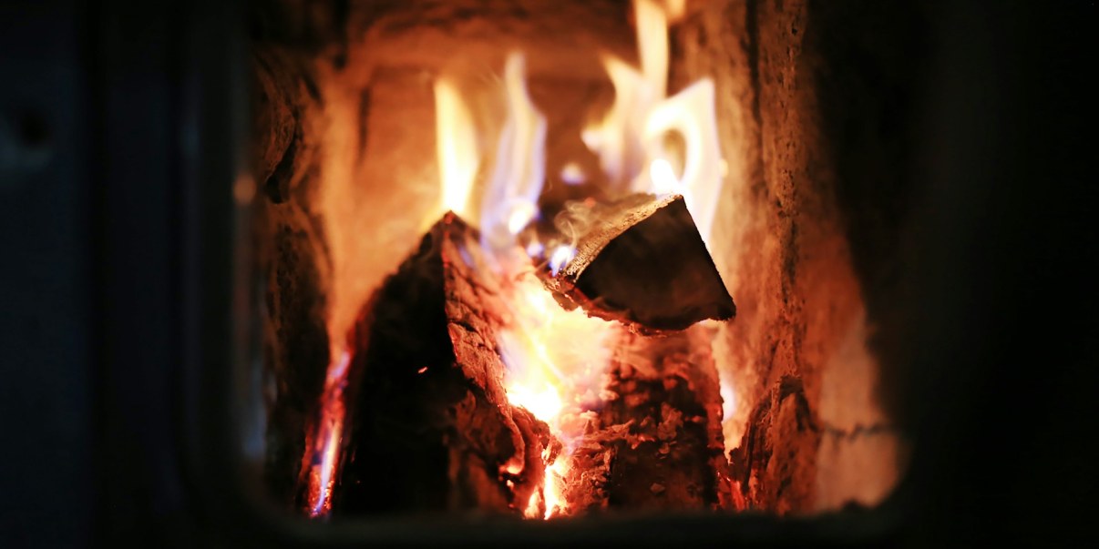 Puita palaa takassa.