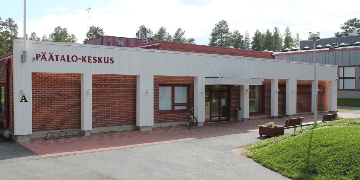 Matala rakennus jonka seinässä lukee teksti Päätalo-keskus.