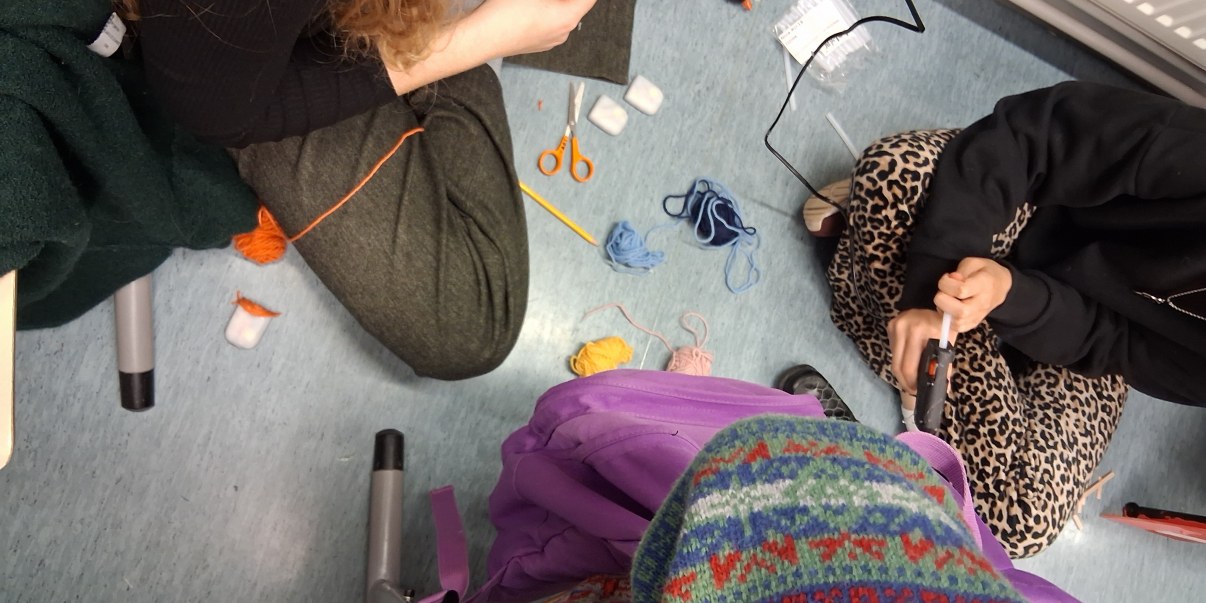 Opiskelijat tekevät taidetta