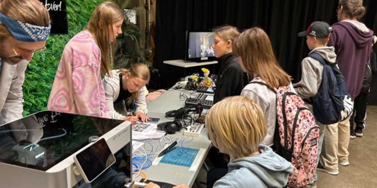 STEAM-työskentelyä työpajassa