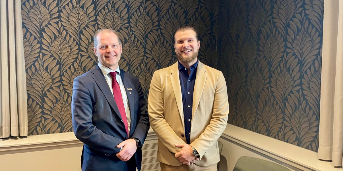 Kaupunginjohtaja Ari Alatossava ja Oulun Yrittäjien puheenjohtaja Joonas Puurunen tapasivat marraskuussa kaupungintalolla