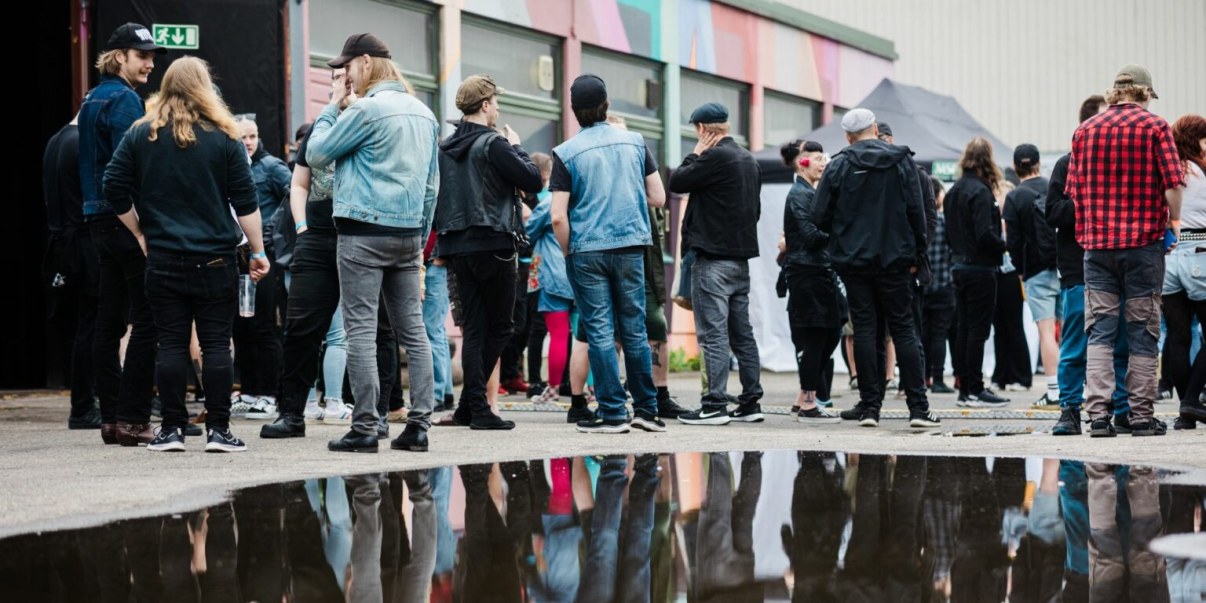 Ihmisiä yleisötapahtumassa