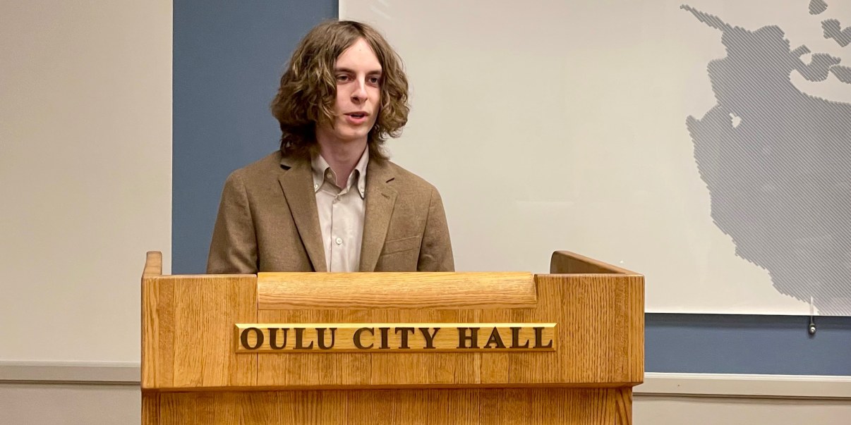 Oulun nuorisovaltuusto ONE:n puheenjohtaja Jasper Vaittinen puhuu Oulun kaupunginvaltuuston kokouksessa 26.1.2026