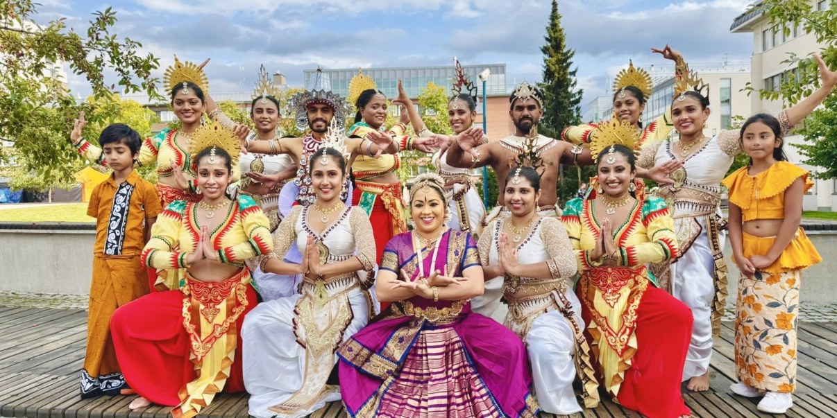 Kuvassa sri lankalaisia pukeutuneena maansa kansallispukuihin