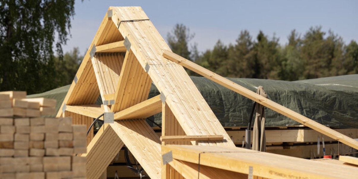 Kuvassa on rakennuksen kattoristikoita