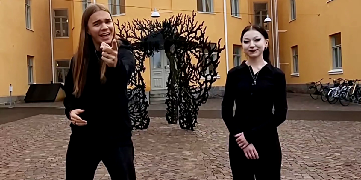 Kaksi Oulun Lyseon opiskelijaa koulun pihalla 