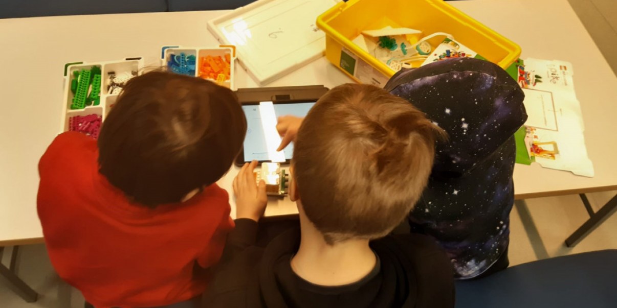 STEAM oppilaita Rajakylän koululla