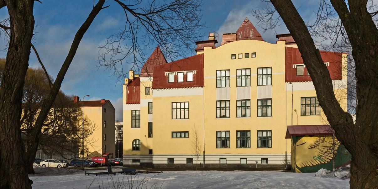 Keltainen rakennus ilta-auringossa