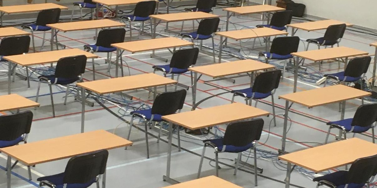 tyhjä ylioppilassali