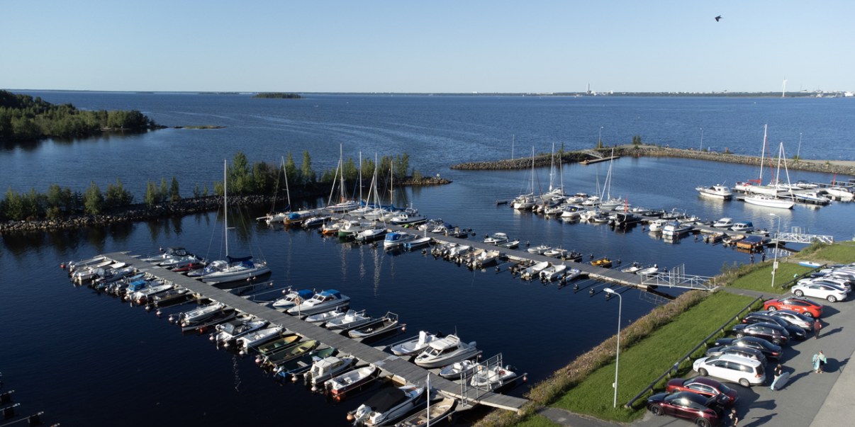 Ilmakuva pienvenesatamasta.