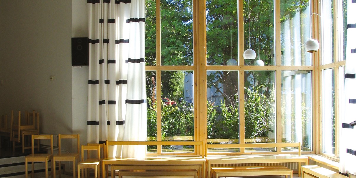 Keltainen rakennus ilta-auringossa