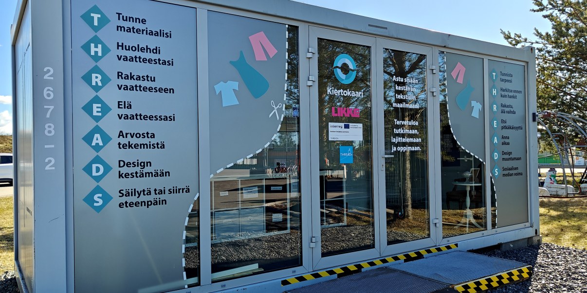 Threads-tekstiilinlajittelukontti ulkoapäin kuvattuna.