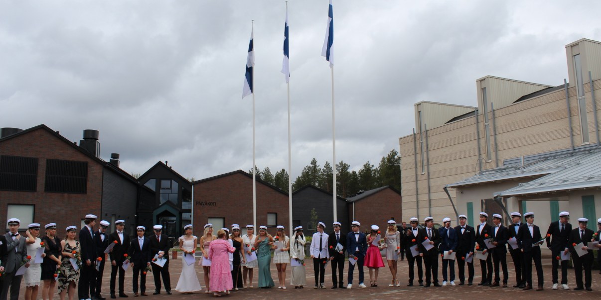 Ylioppilaat koulun pihalla