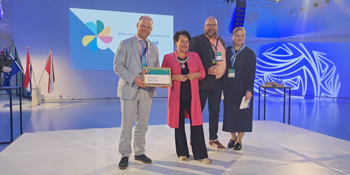Kaupunginjohtaja ja kaupungin edustajat lavalla vastaanottamassa Eurocities Awardsin palkintoa 