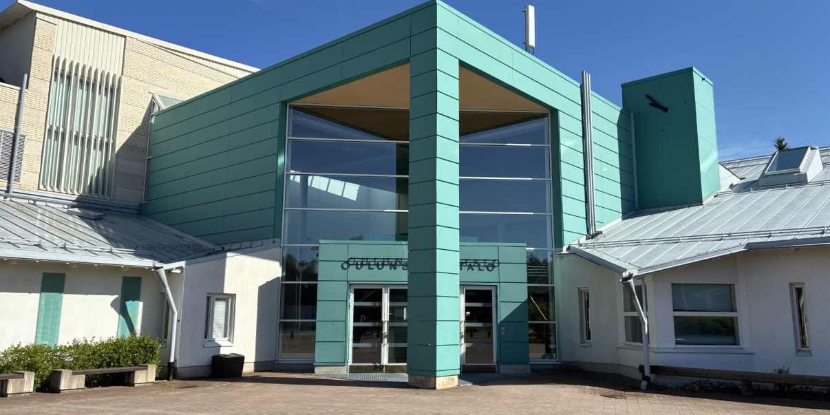Oulunsalon lukion pääsisäänkäynti