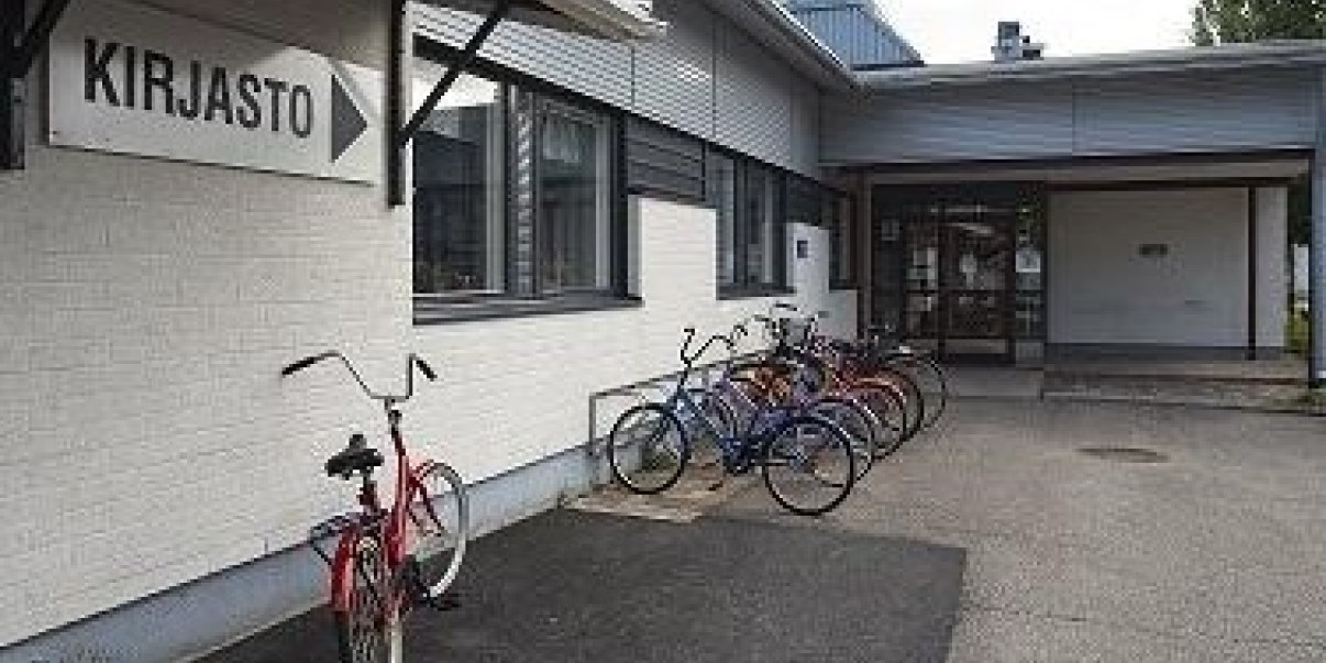 Pattijoen kirjaston piha, kirjaston edessä on polkupyöriä.
