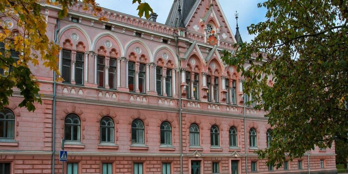 Kulttuuritalo Valveen julkisivu syksyllä