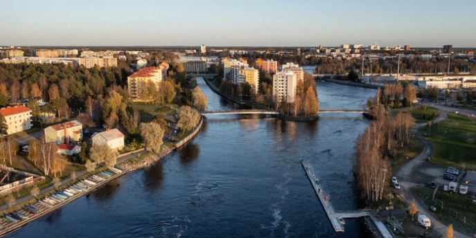 Ilmakuva jokisuistosta, vasemmalla Hartaanselänranta, keskellä Toivoniemi ja oikealla Kuusisaari.