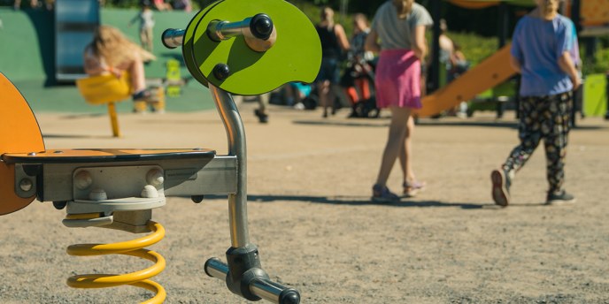 Puistoruokailu kesäkuussa 2024 kolmessa puistossa.