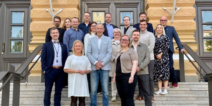 Oulun kaupunginhallituksen jäsenet seisovat kaupungintalon portailla. Kuvaaja Harriet Urponen