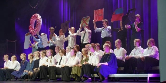 opiskelijoita lavalla