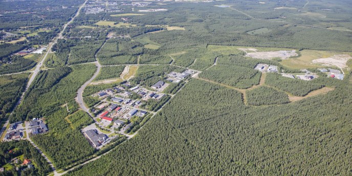 Ilmakuvassa Välikylän teollisuusaluetta ja Pyyryväistä.