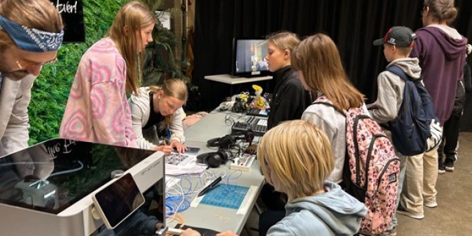 STEAM-työskentelyä työpajassa