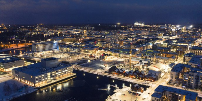 Pimeässä illassa kuvattu Oulun kaupunki ilmasta käsin