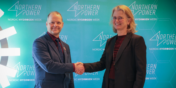 Oulun kaupunginjohtaja Ari Alatossava ja Hy2gen Nordic AS:n toimitusjohtaja Hege Økland