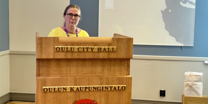 Anna-Kaisa Lepistö esitteli Arviointikertomuksen Oulun kaupunginvaltuustolle 18.5. Kuva on valtuustosalin puhujapöntöstä, jonka takana Lepistö puhuu.