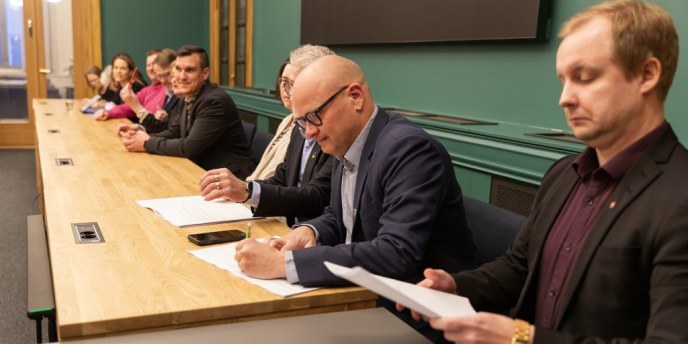 Valtuusto­sopimus allekirjoitettiin – kuusi ryhmää vannoo yhteisen tahto­tilan nimiin