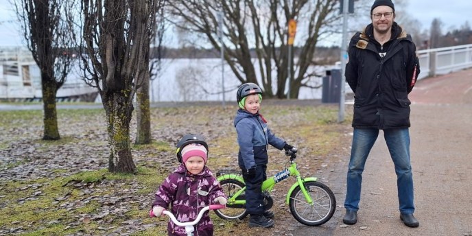 Roivaisen perhe tarkkailee pyöräily­reittejä – Oulun kaupungilla tänä talvena 114 pyöräily­agenttia