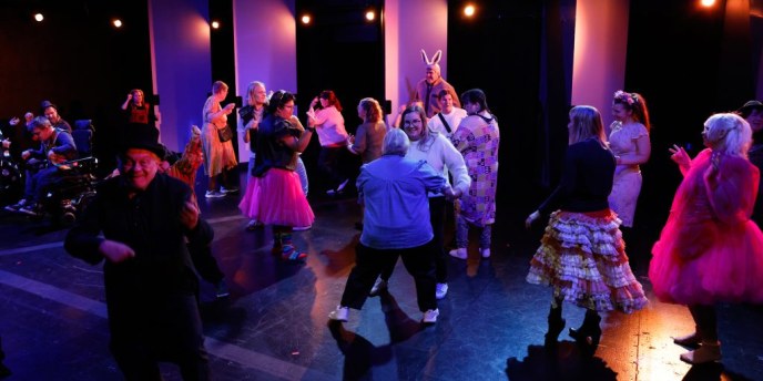 Oulun sydän täynnä lämpöä – kehitys­vammaisten teatteri­kerholaisten esitys kertoo nähdyksi ja kuulluksi tulemisesta