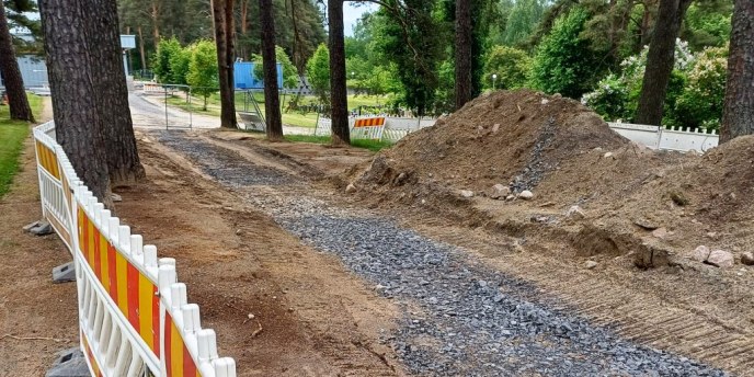 Oulun hautaus­maalla kunnostus­töitä juhannukseen saakka – osa kulku­reiteistä suljettu