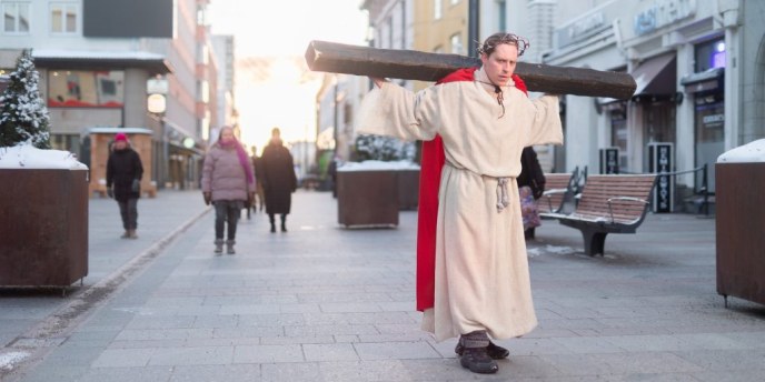 Via Crucis -suur­tuotanto pääsiäisenä kauppa­torilla – valtuuston puheen­johtaja on Pontius Pilatuksen roolissa