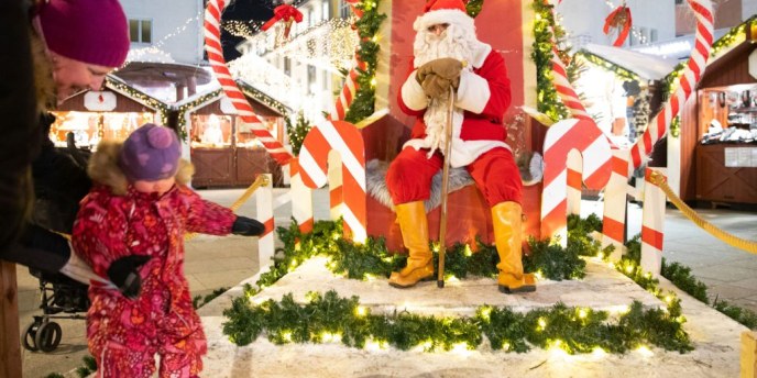 Rotuaarin aukiolla Oulun kaupungin hyvän joulun toivotus joulupukkeineen ja glögeineen