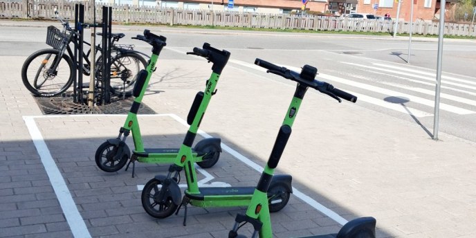 Vuokrattavat sähköpotkulaudat ja pyörät voi Oulun keskustassa pysäköidä vain merkityille paikoille 