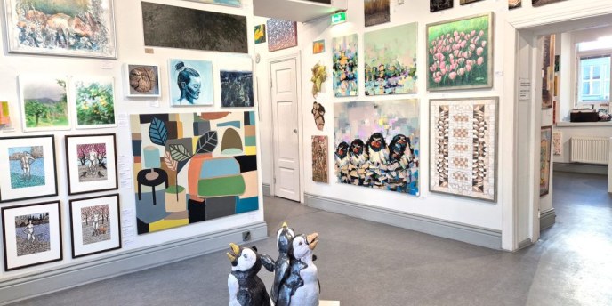 Talo on jälleen täynnä taidetta – taidemyyntinäyttely esillä Oulun Taiteilijaseura -63 ry:n tiloissa