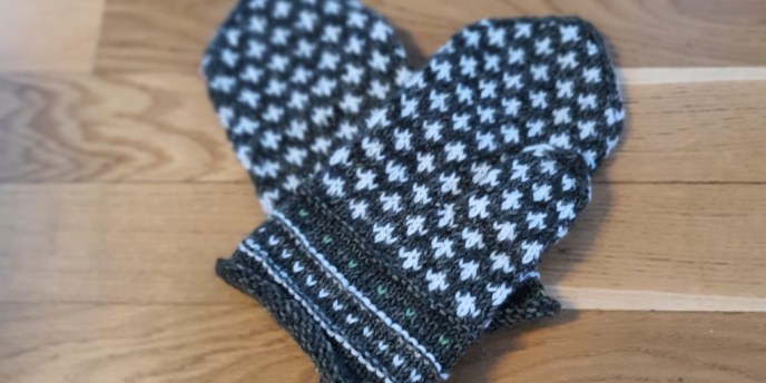 Likellä opastetaan vaatteiden korjauksessa – tarjolla myös ilmaisia villalankoja asiakkaille neuletöitä varten