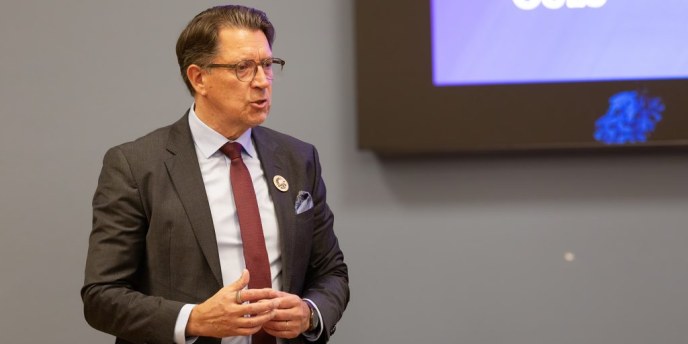 Oppilasmäärän lasku panee kaupungin talouden ahtaammalle – koulu­verkon karsimista esitetään