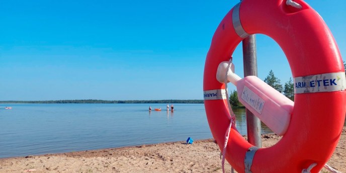 Oulun uimarannoilla pääsee harjoittelemaan vesipelastustaitoja kesäkuun puolivälistä alkaen