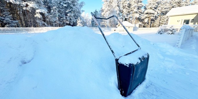 Lumi pitää kolata aina omalle tontille
