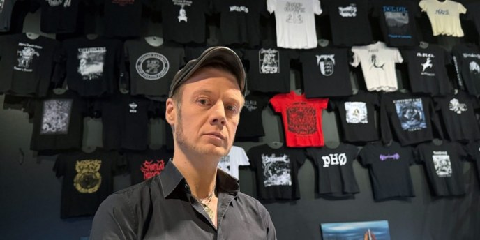 Metallikauden soittimet, bändi­paidat ja demo­kasetit kertovat äänekkään kansaosan historiasta